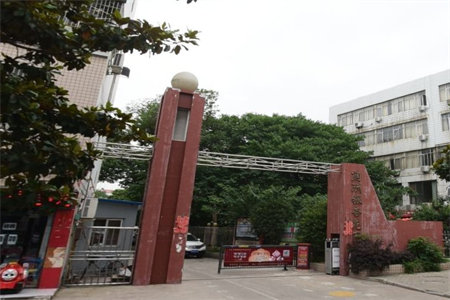 潍坊学院北门翰香苑毛坯三居室,121平61万有钥匙更名全款